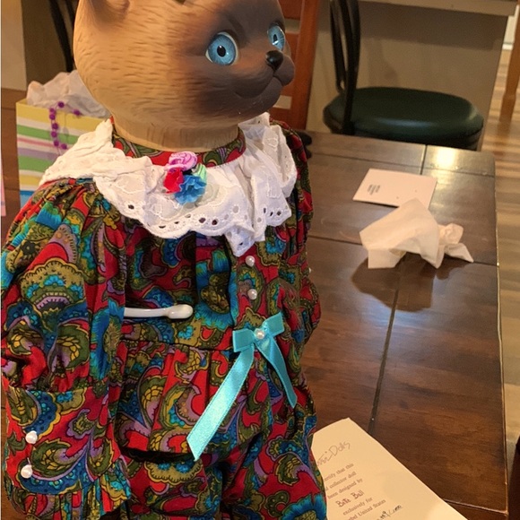 COLLECTABLE PORCELAIN CAT DOLL LIMITED EDITION IN BOX WITH STAND - Picture 3 of 6